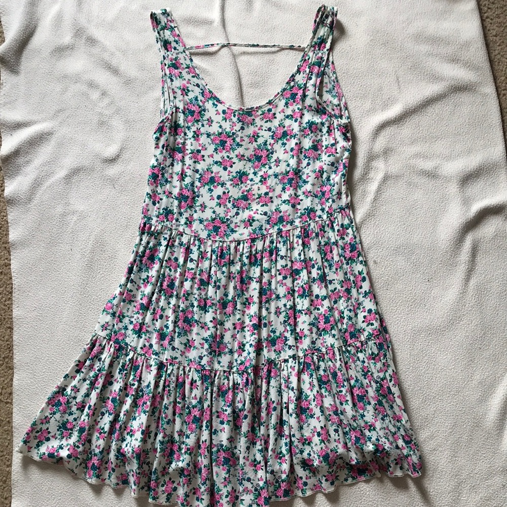 Super cute floral springtime/summer time dress!